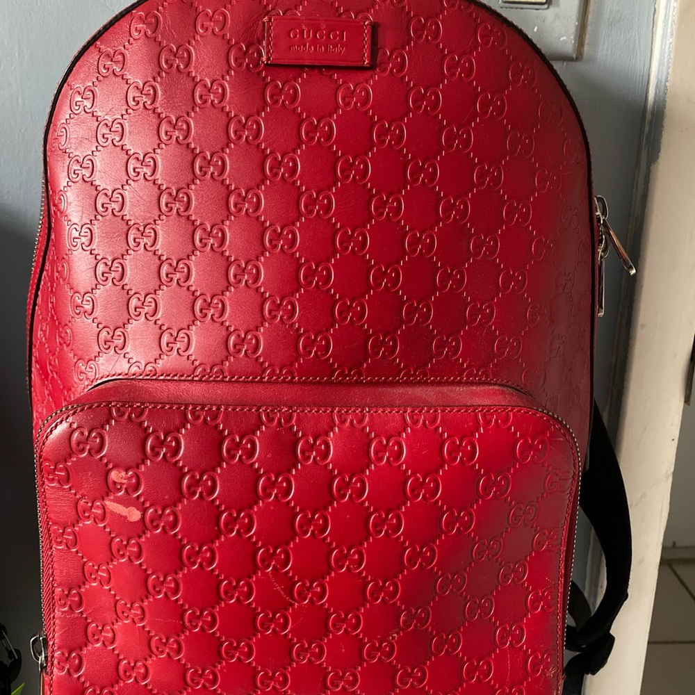 GUCCI
Red Guccissima Leather Signature Backpack ( used ) embossed leather